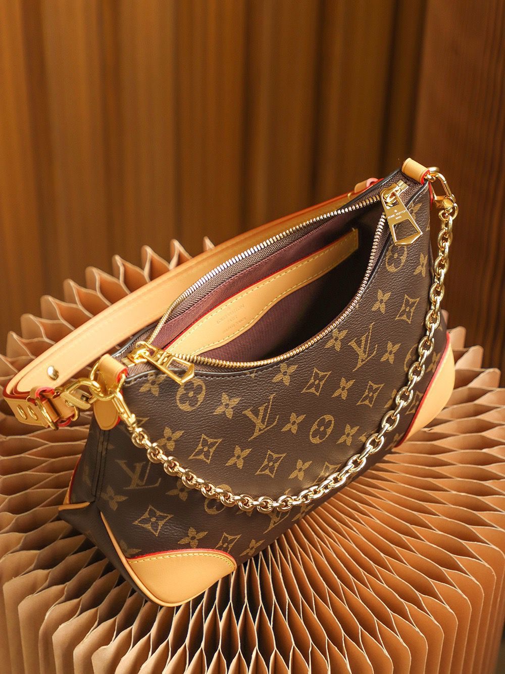 Louis vuitton sling bag (vip quality)