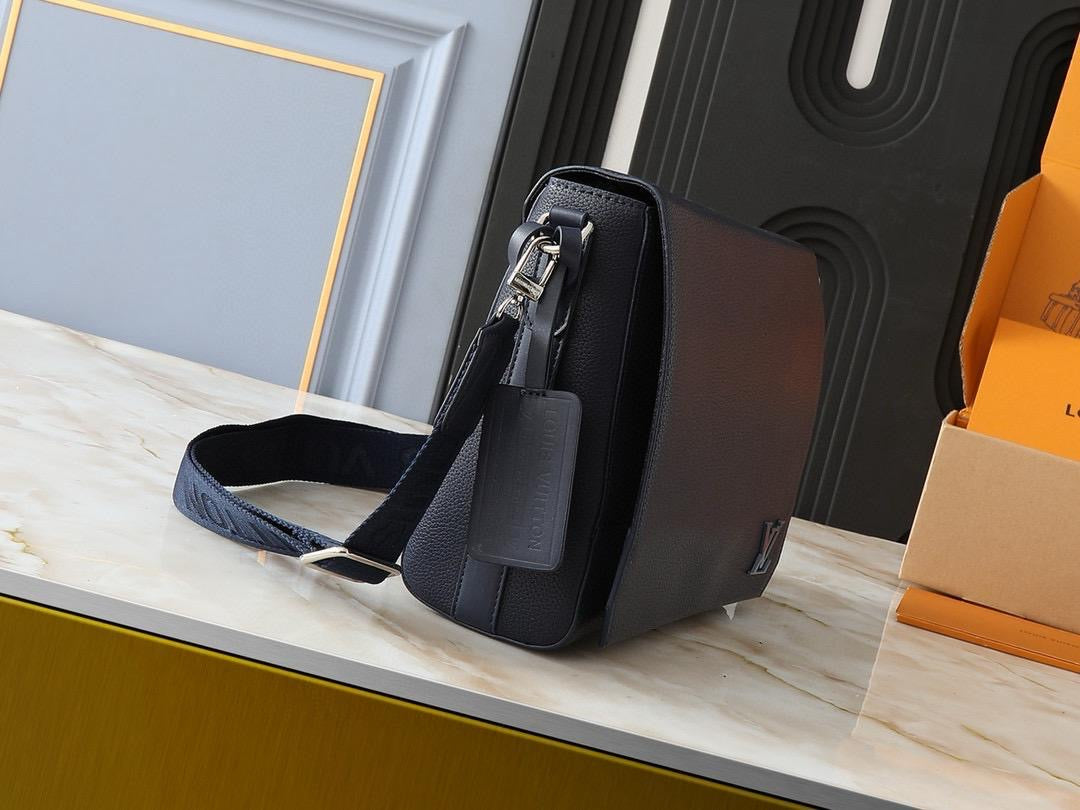 Louis Vuitton Messenger Bag