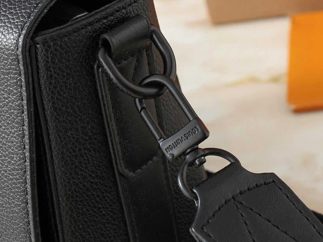 Louis Vuitton Messenger Bag