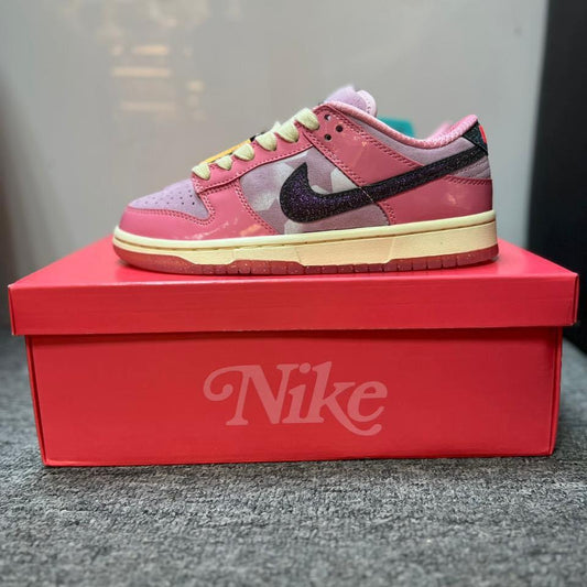 SB Dunk Low LX Barbie