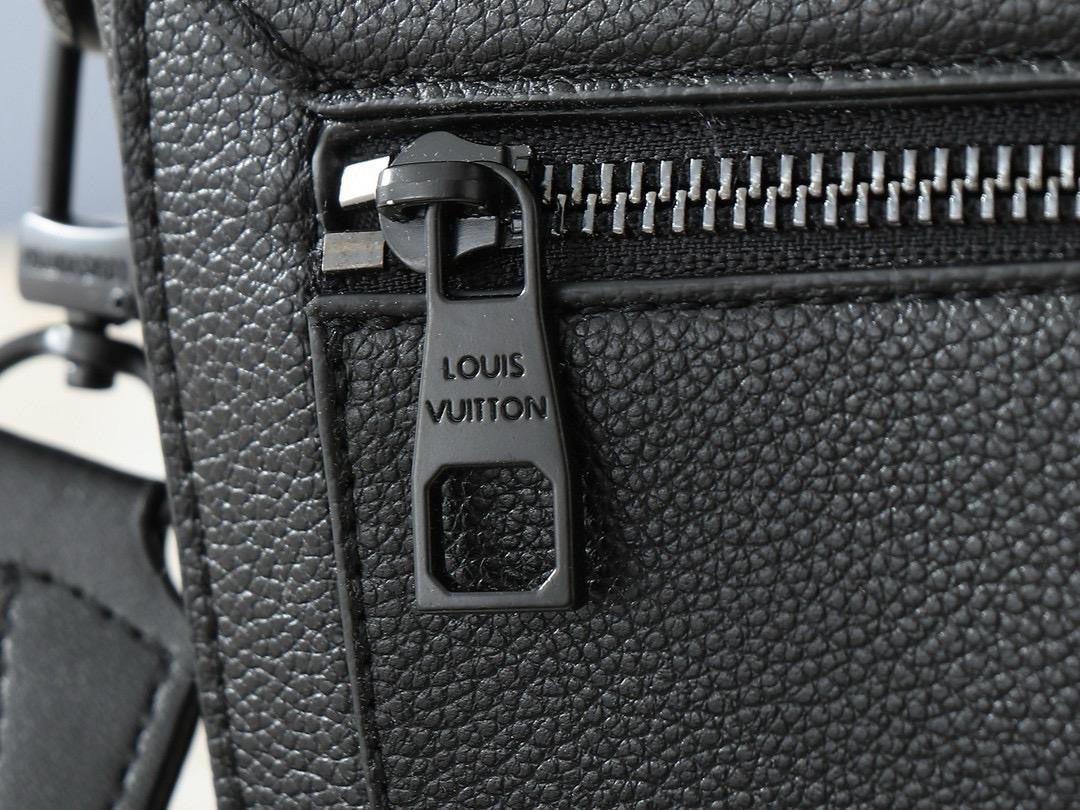Louis Vuitton Messenger Bag