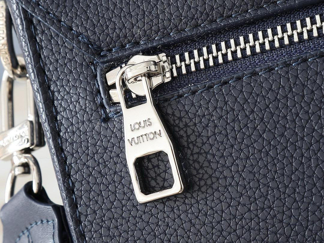 Louis Vuitton Messenger Bag
