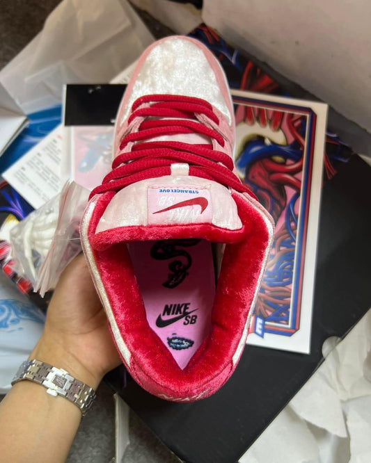 SB Dunk Strange love