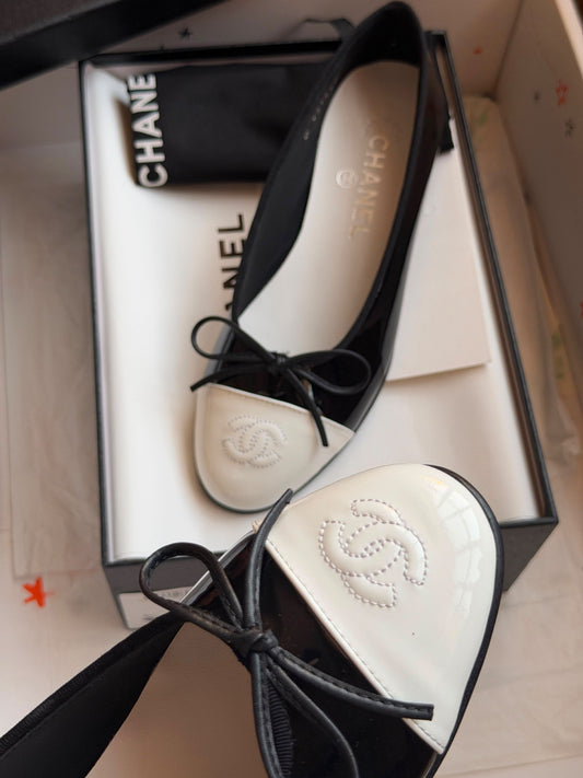 Chanel Ballerina - Black & White