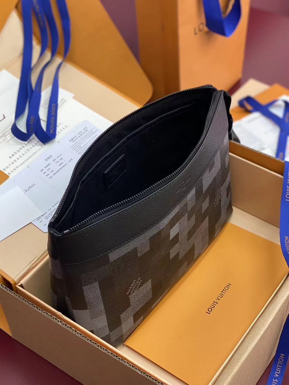 Louis Vuitton Clutch - Grey Monogram