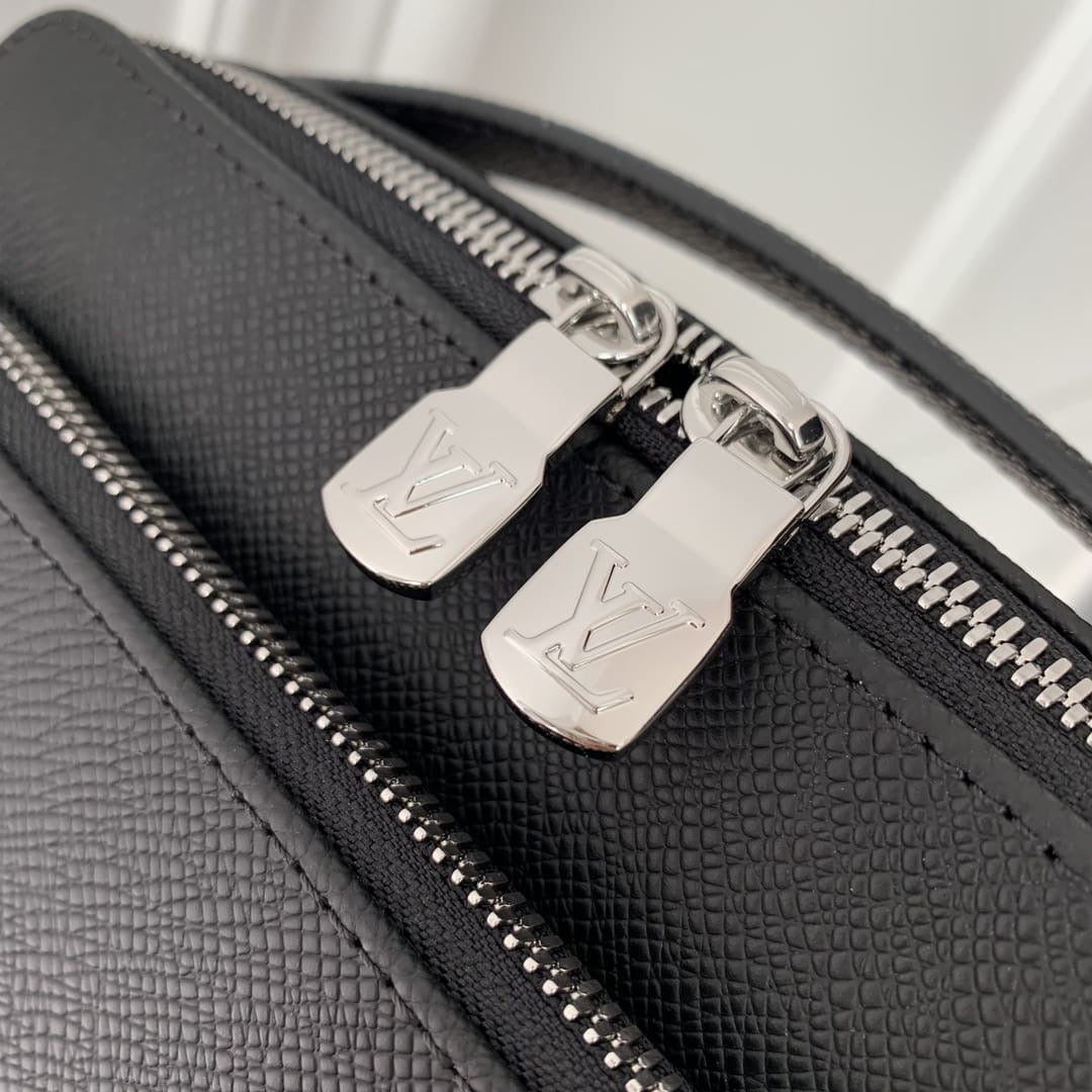 Louis Vuitton Messenger Bag