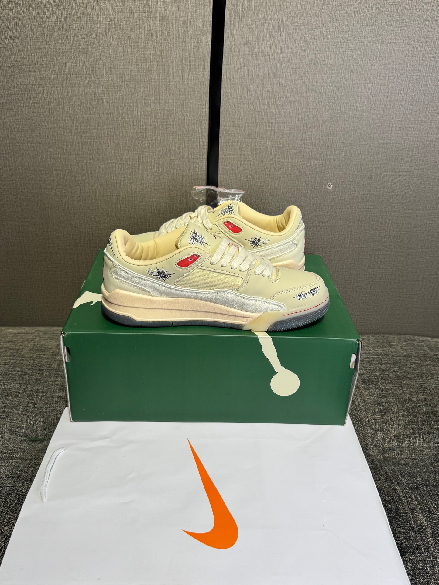 Jordan Flight Court SP Cream