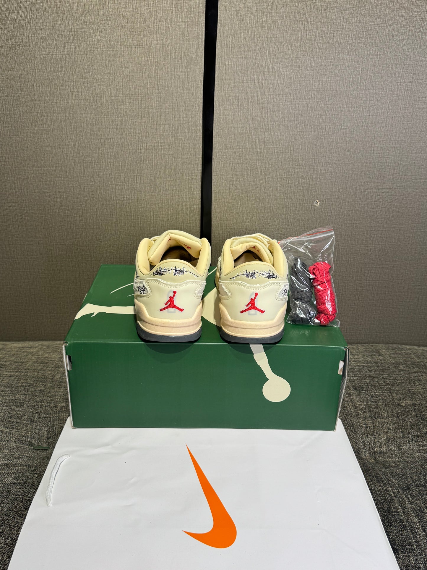 Jordan Flight Court SP Cream