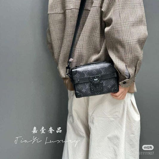 Louis Vuitton Messenger Bag