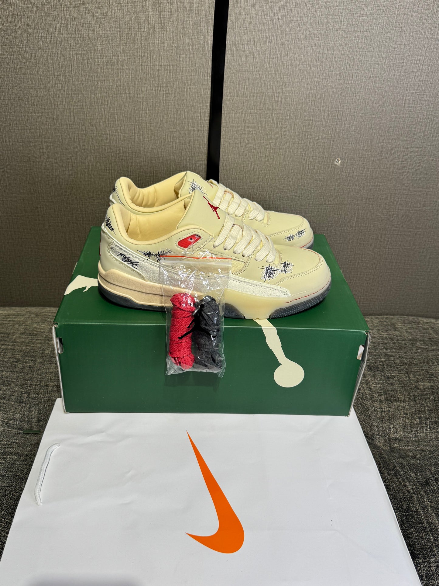 Jordan Flight Court SP Cream