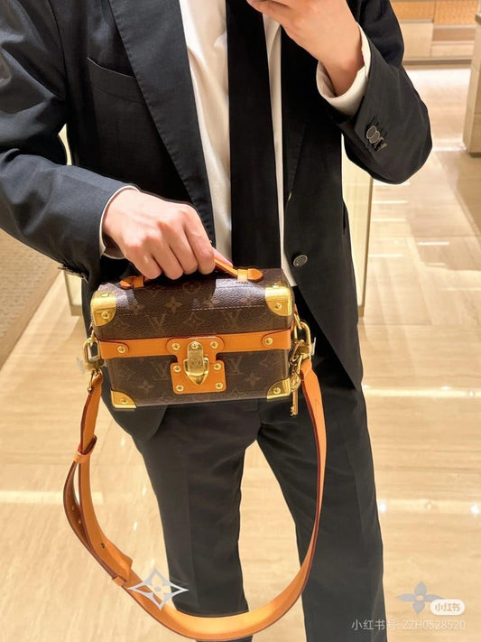 Louis Vuitton Messenger Bag