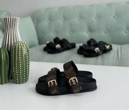 LOUIS VUITTON Female Slippers