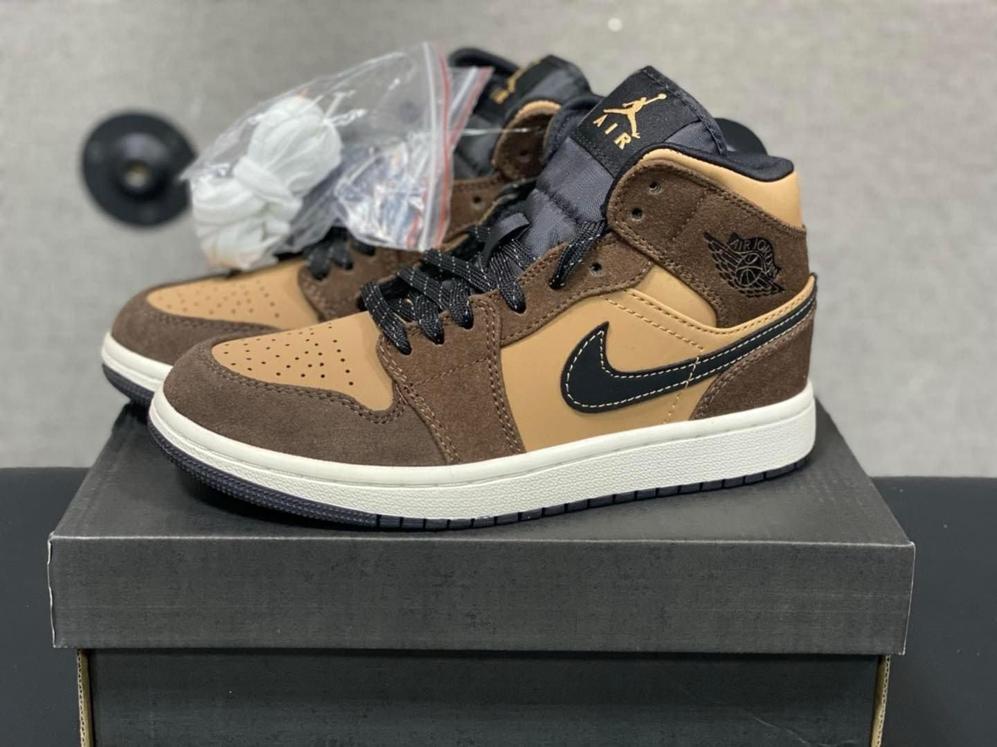 Jordan 1 Mid Dark chocolate