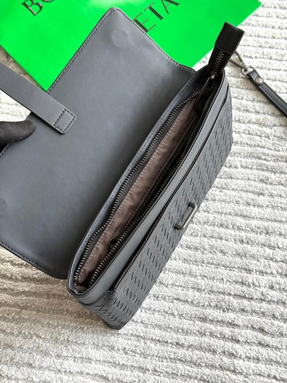 Bottega Clutch