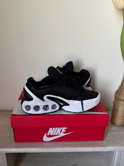 Nike Air Max DN Black / White