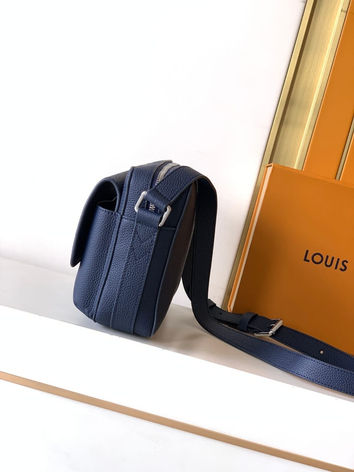 Louis Vuitton Messenger (VIP)