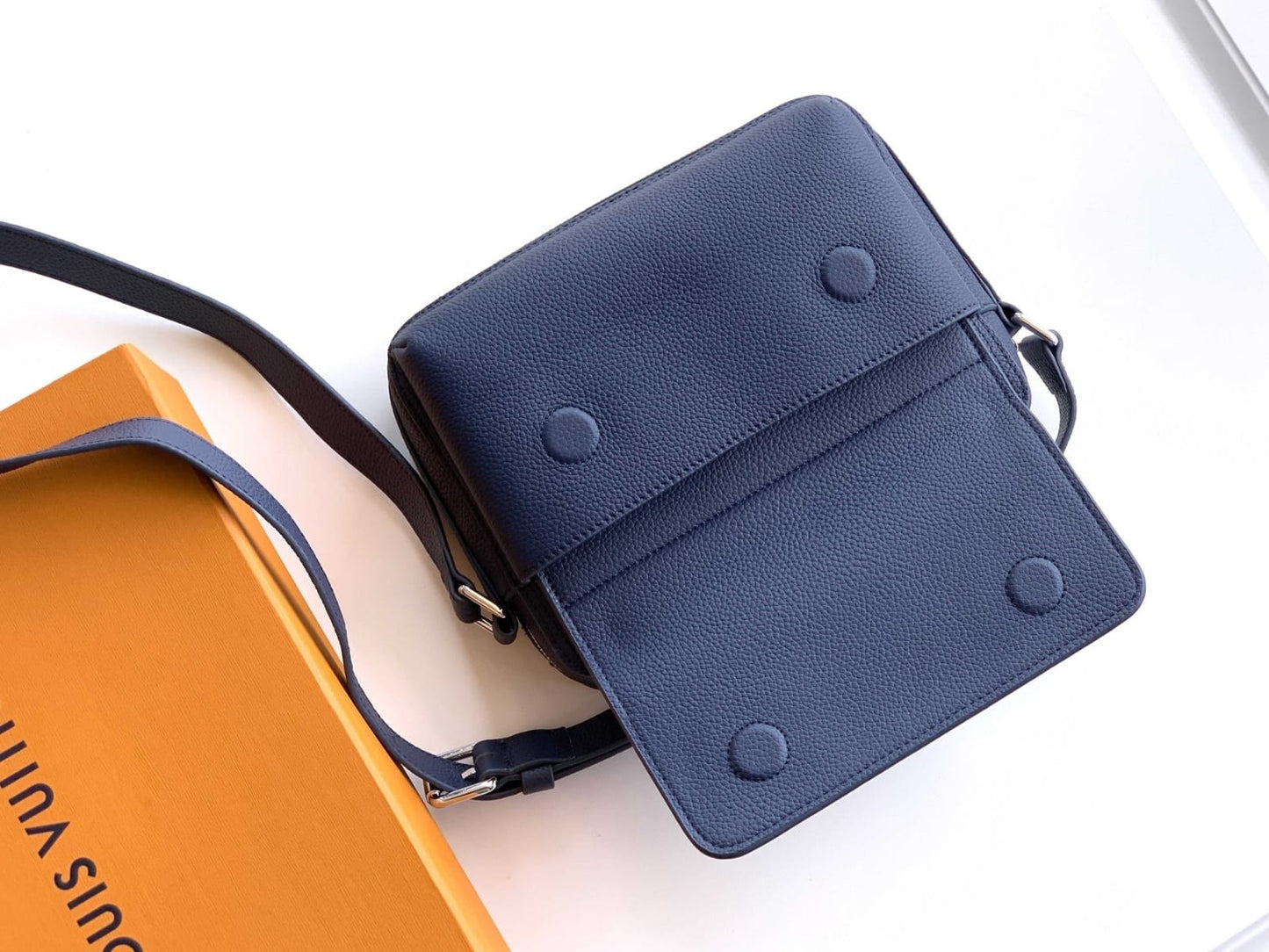 Louis Vuitton Messenger (VIP)