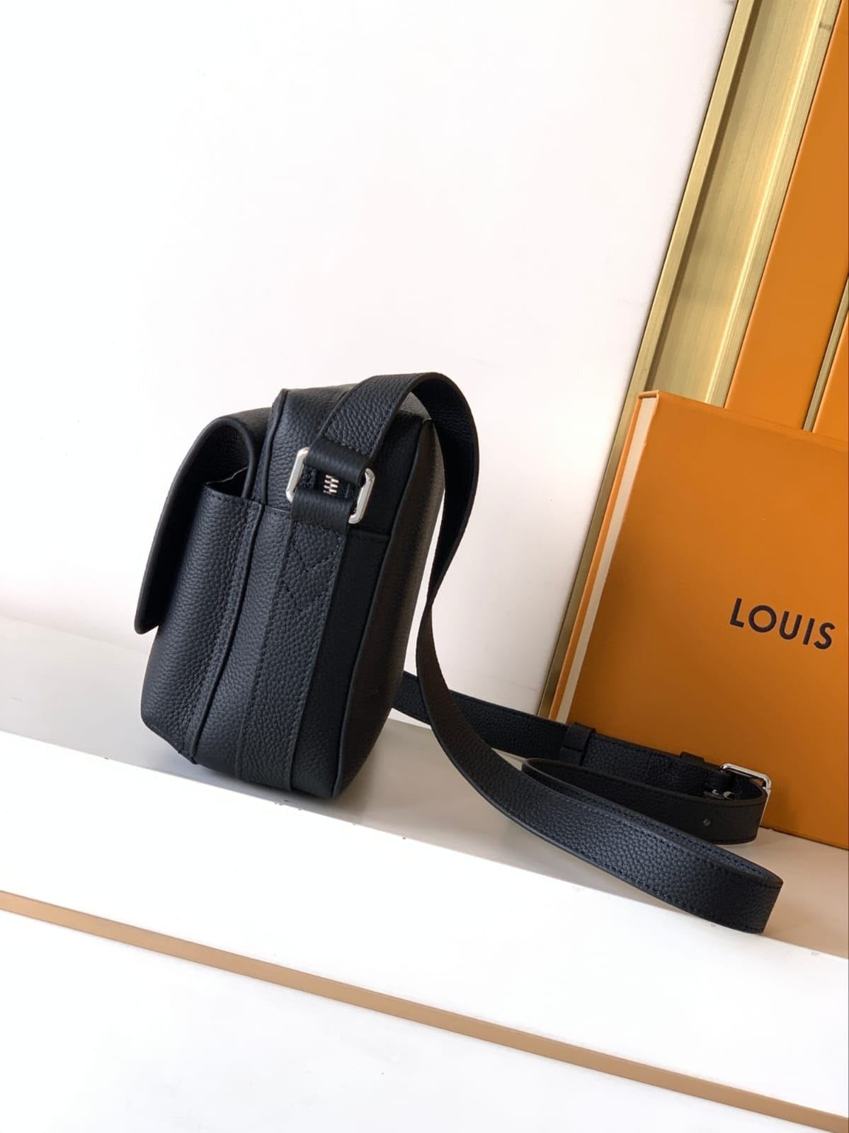 Louis Vuitton Messenger (VIP)