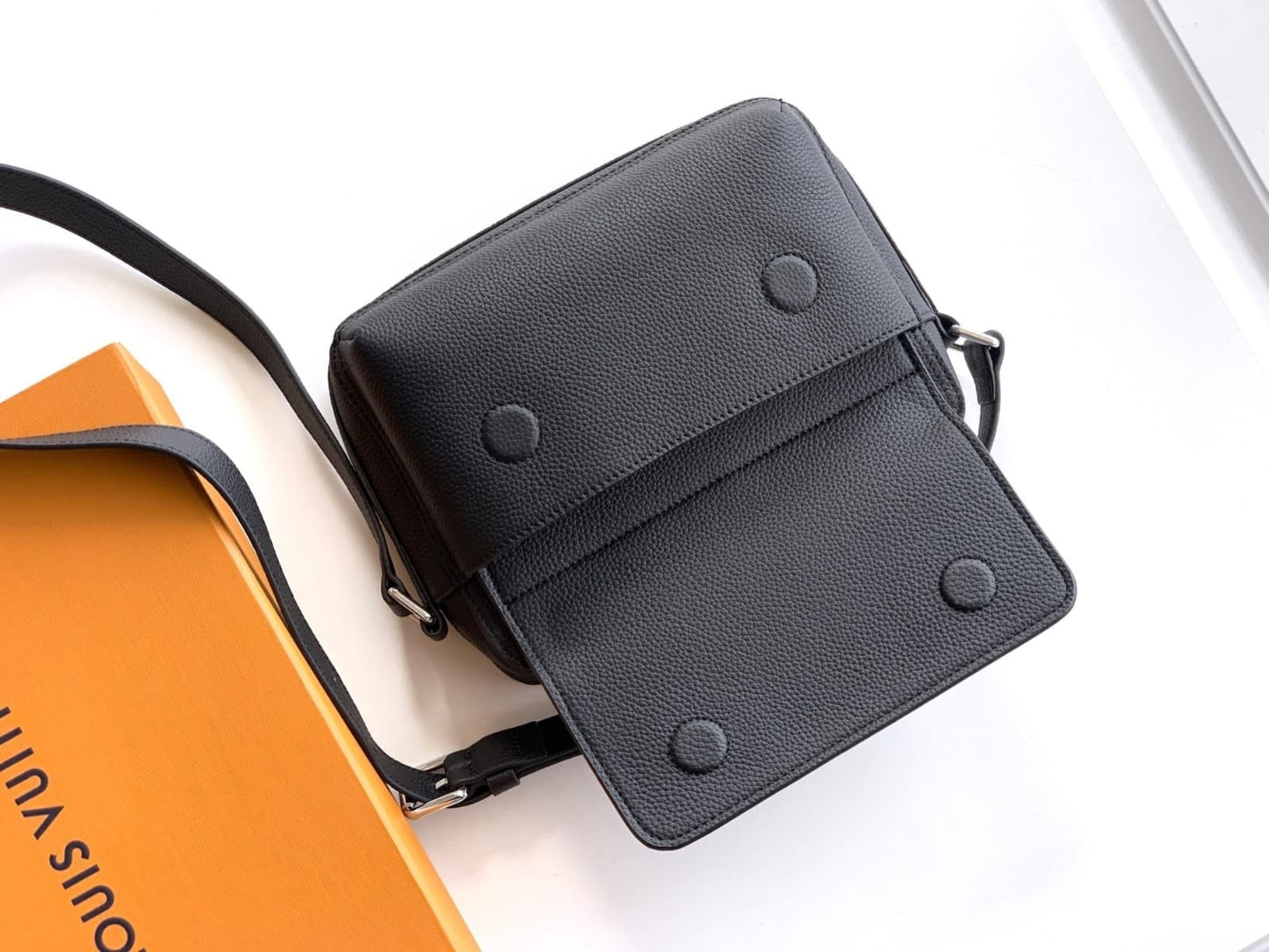Louis Vuitton Messenger (VIP)