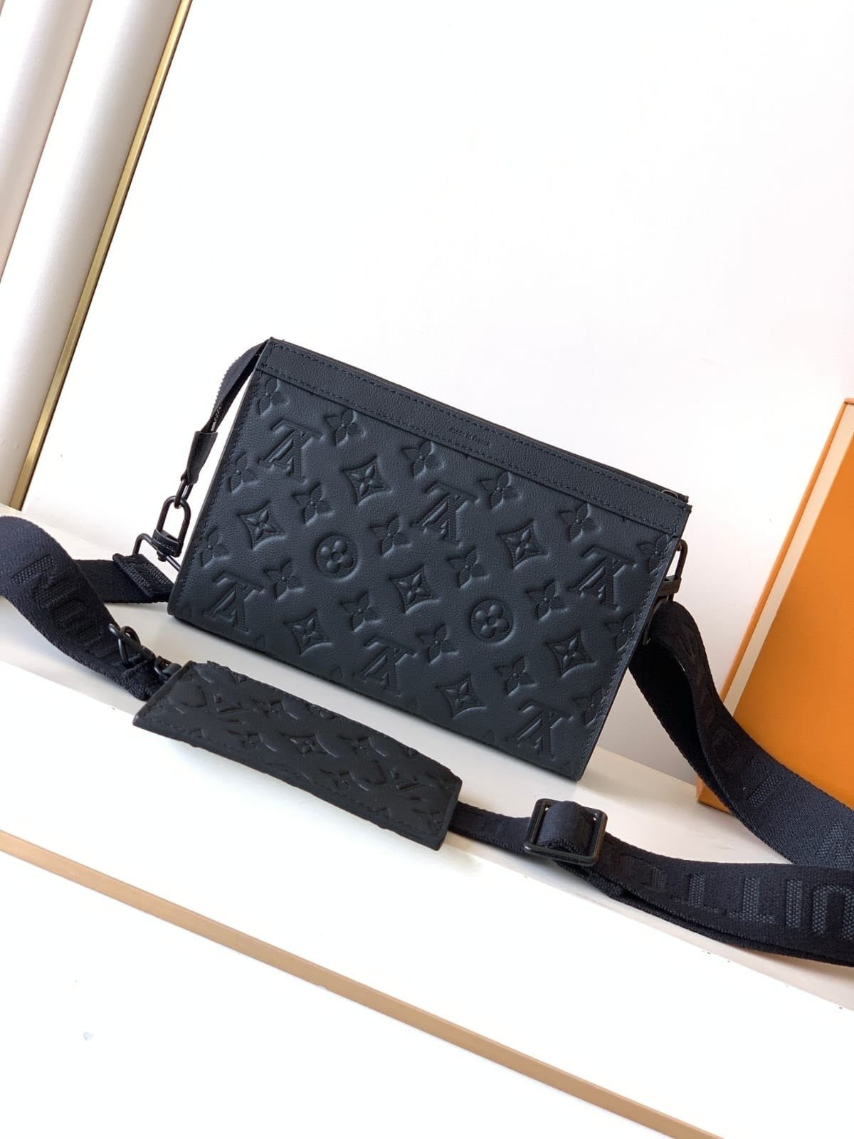 Louis Vuitton Messenger (VIP)
