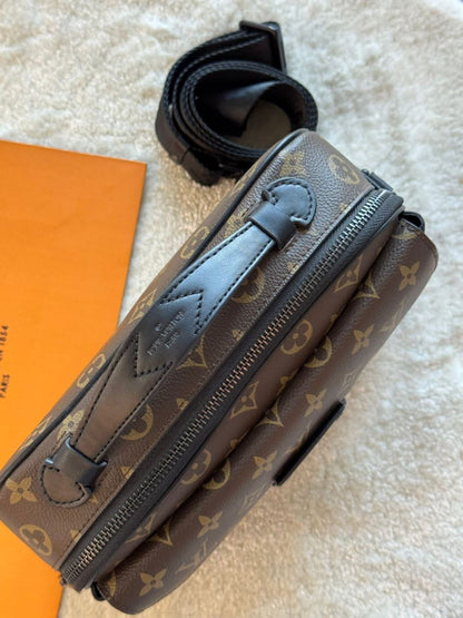 Louis Vuitton Messenger Bag