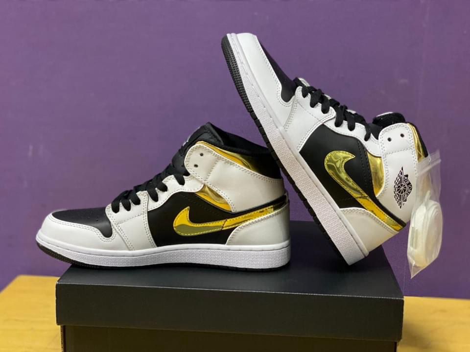 Jordan 1 mid White Gold