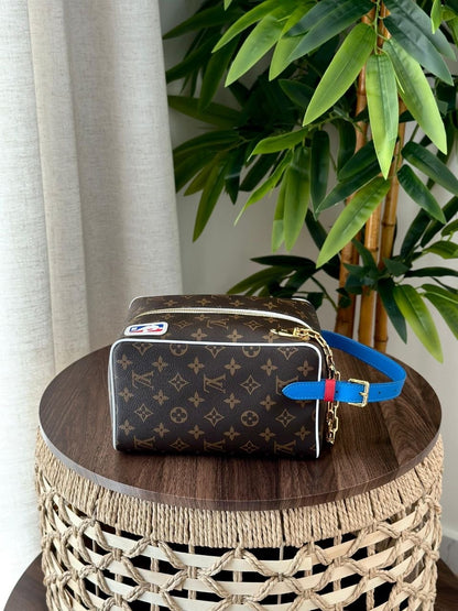 Louis Vuitton Pouch (VIP Quality)