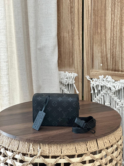 Louis Vuitton Messenger Bag
