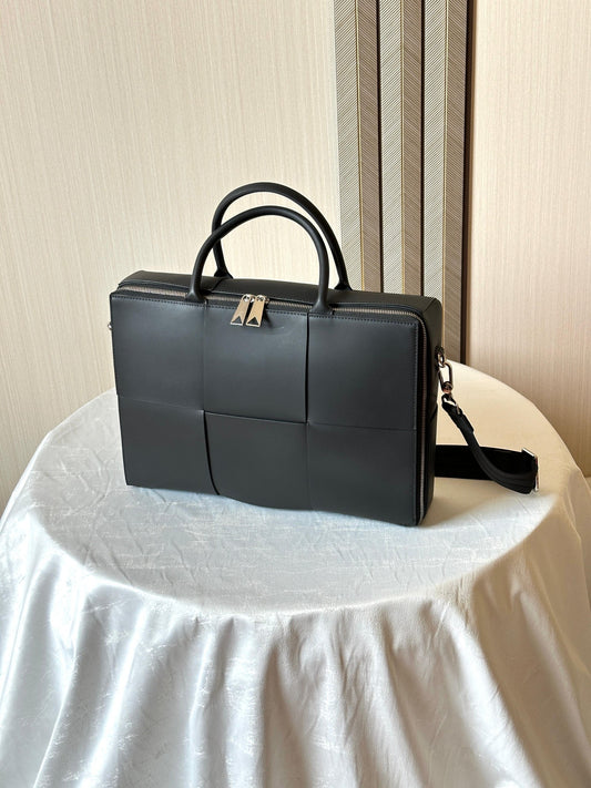 Bottega Veneta Laptop (VIP)