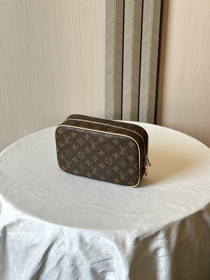Louis Vuitton Pouch (VIP Quality)