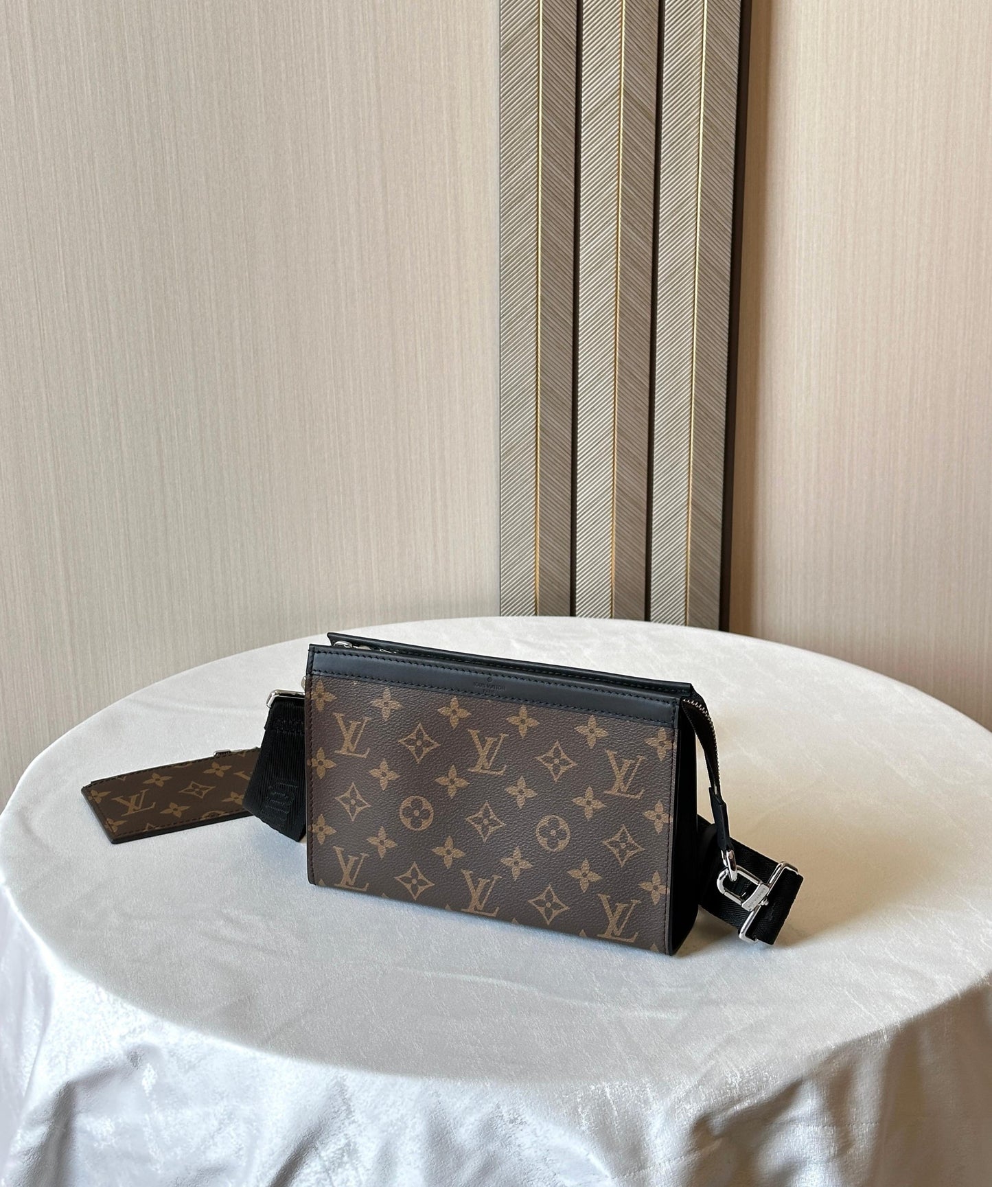 Louis Vuitton Messenger Bag (VIP Quality)