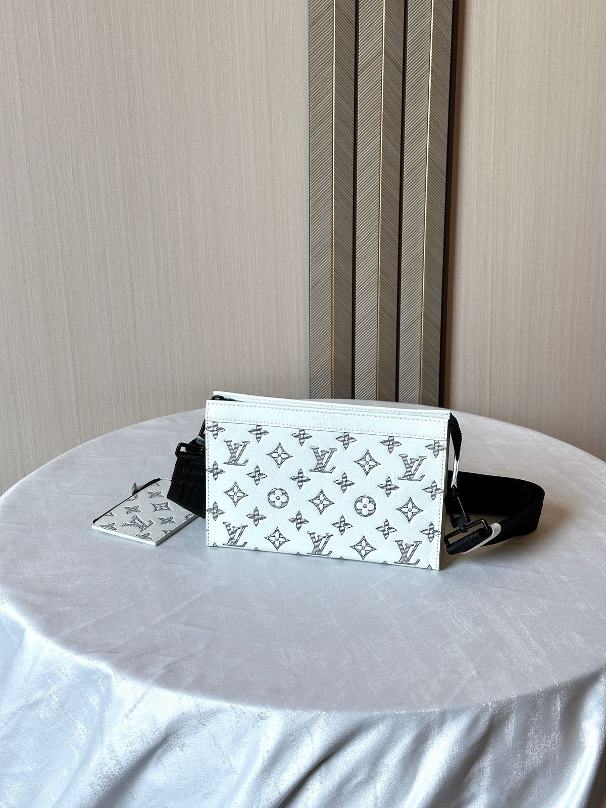 Louis Vuitton Messenger Bag (VIP Quality)