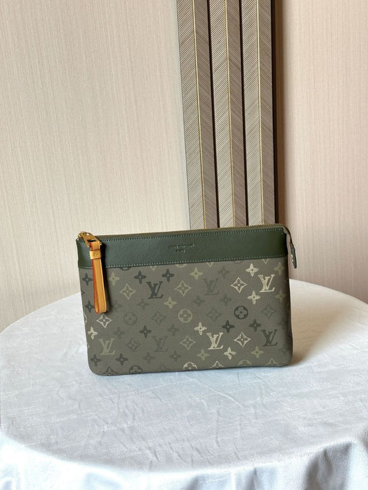 Louis Vuitton Clutch (VIP Quality)