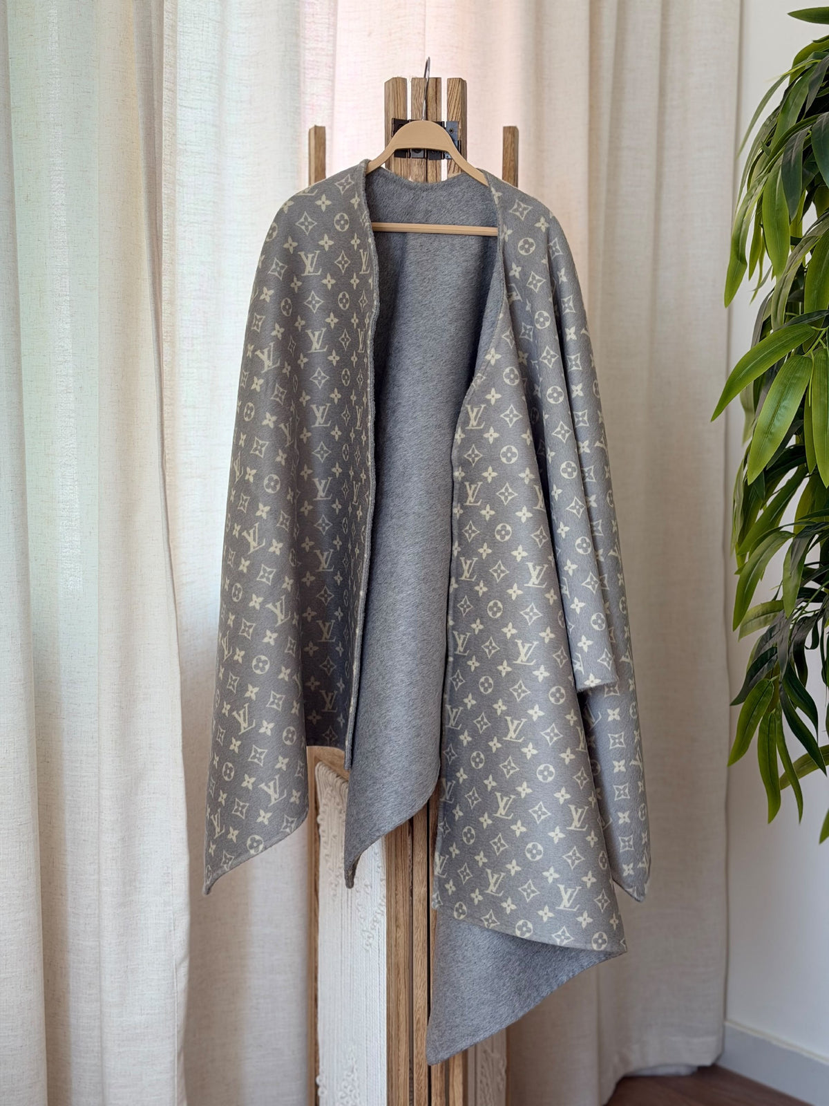 Louis Vuitton Shawl - Grey Monogram