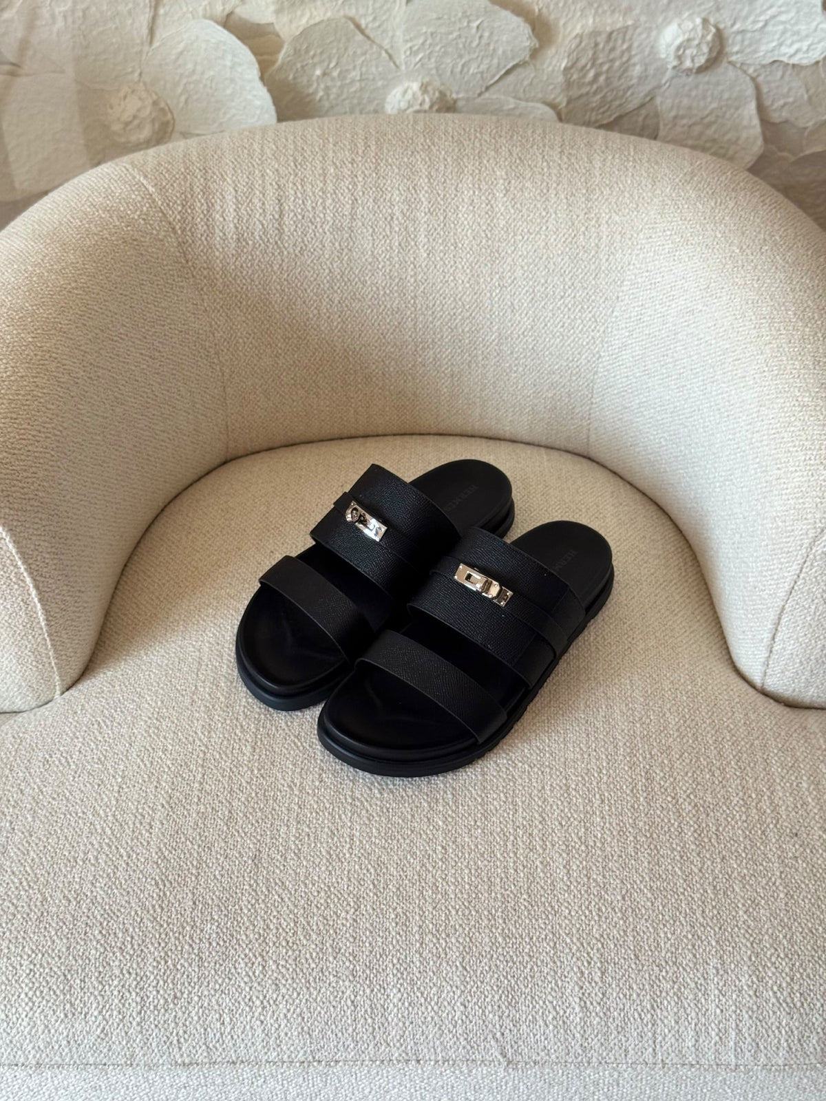 Hermès Slippers - Black