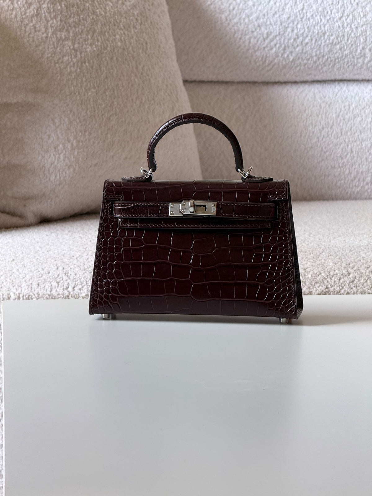 Hermès Mini Kelly Handbag - Burgundy Embossed