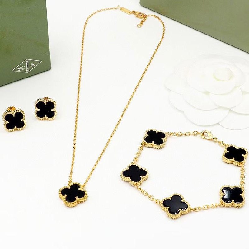 Van Cleef & Arpels Clover Jewelry Set - Black