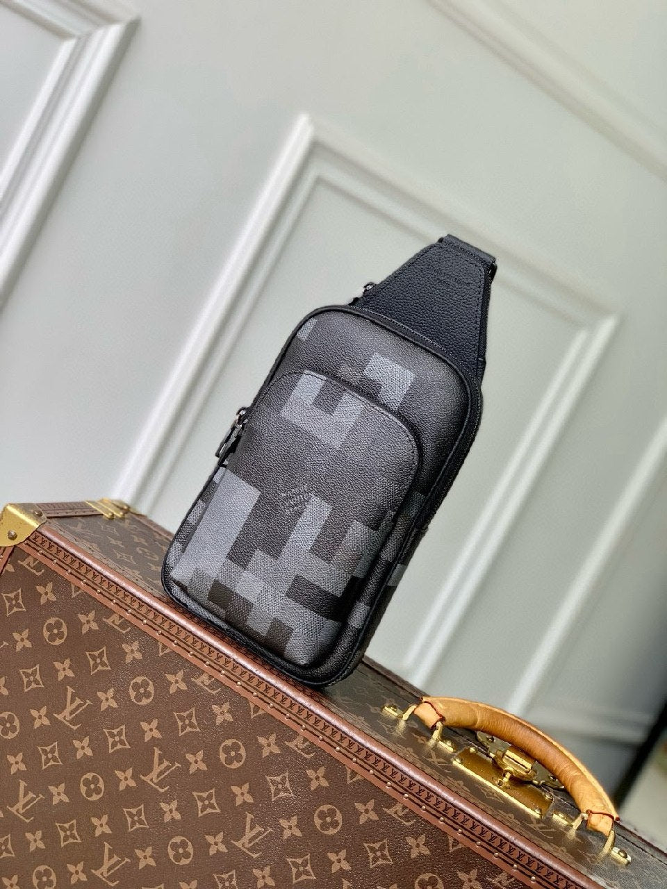 Louis Vuitton Avenue Crossbody Bag - Black