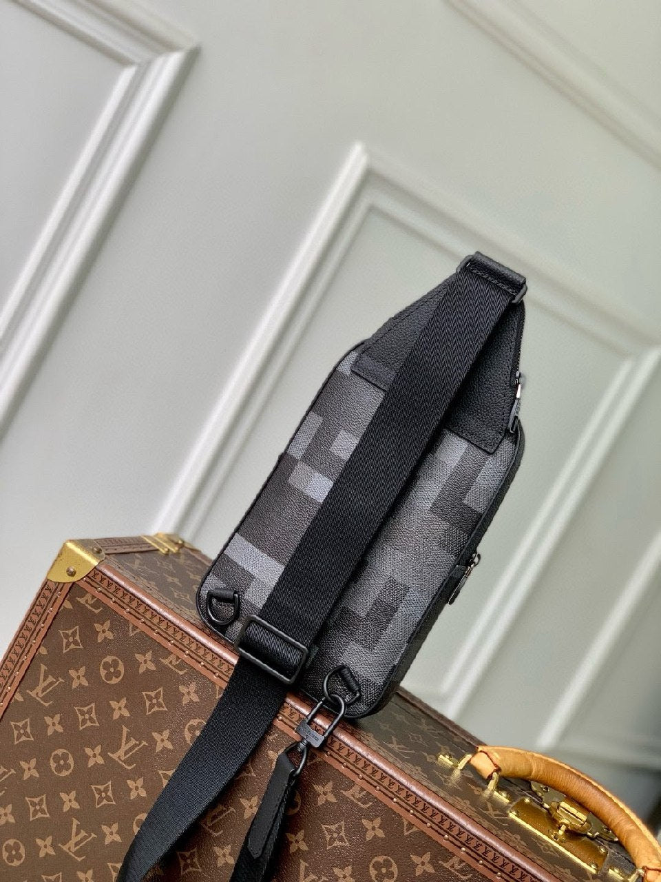 Louis Vuitton Avenue Crossbody Bag - Black