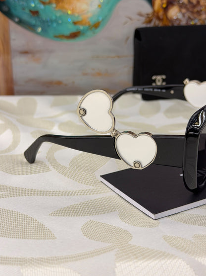 Chanel Heart-Detail Sunglasses - 