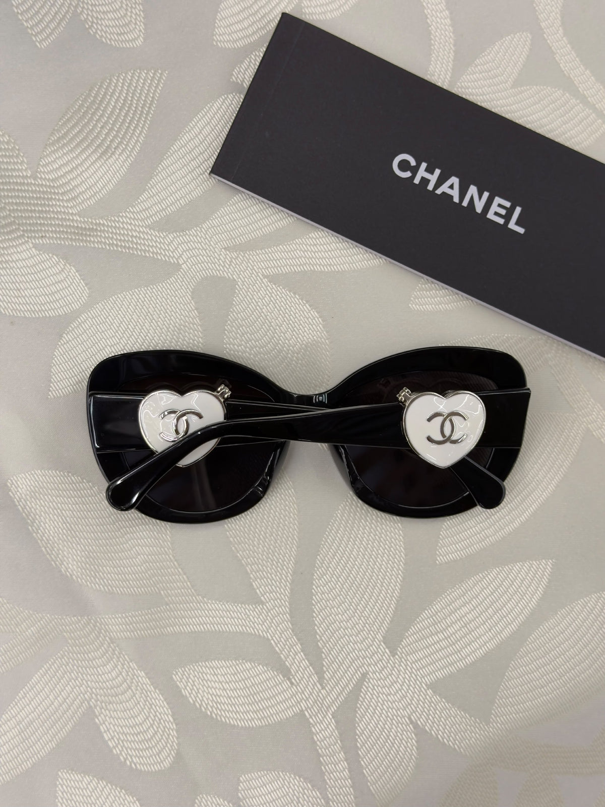 Chanel Heart-Detail Sunglasses - 