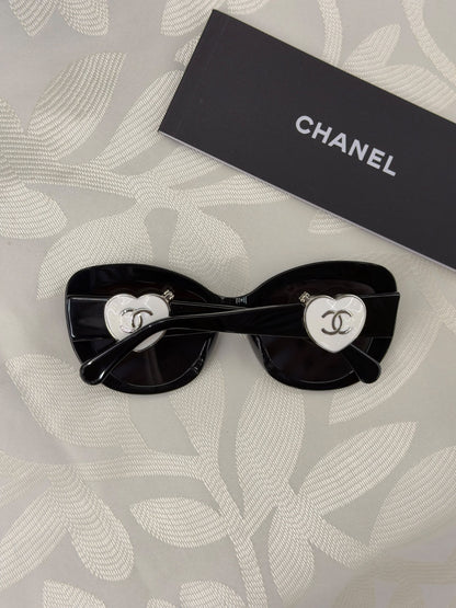 Chanel Heart-Detail Sunglasses - 