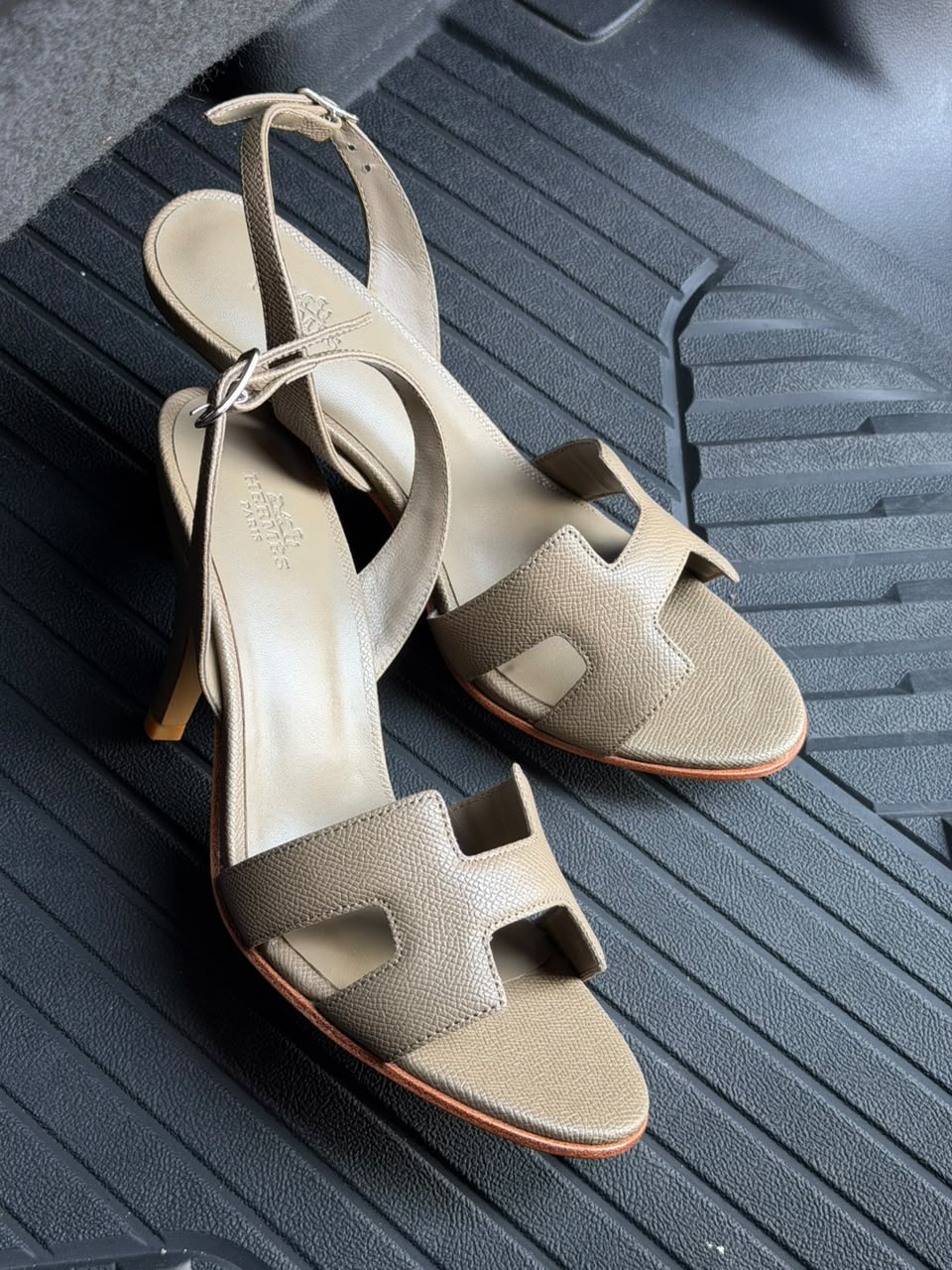 Hermès Heels - Beige