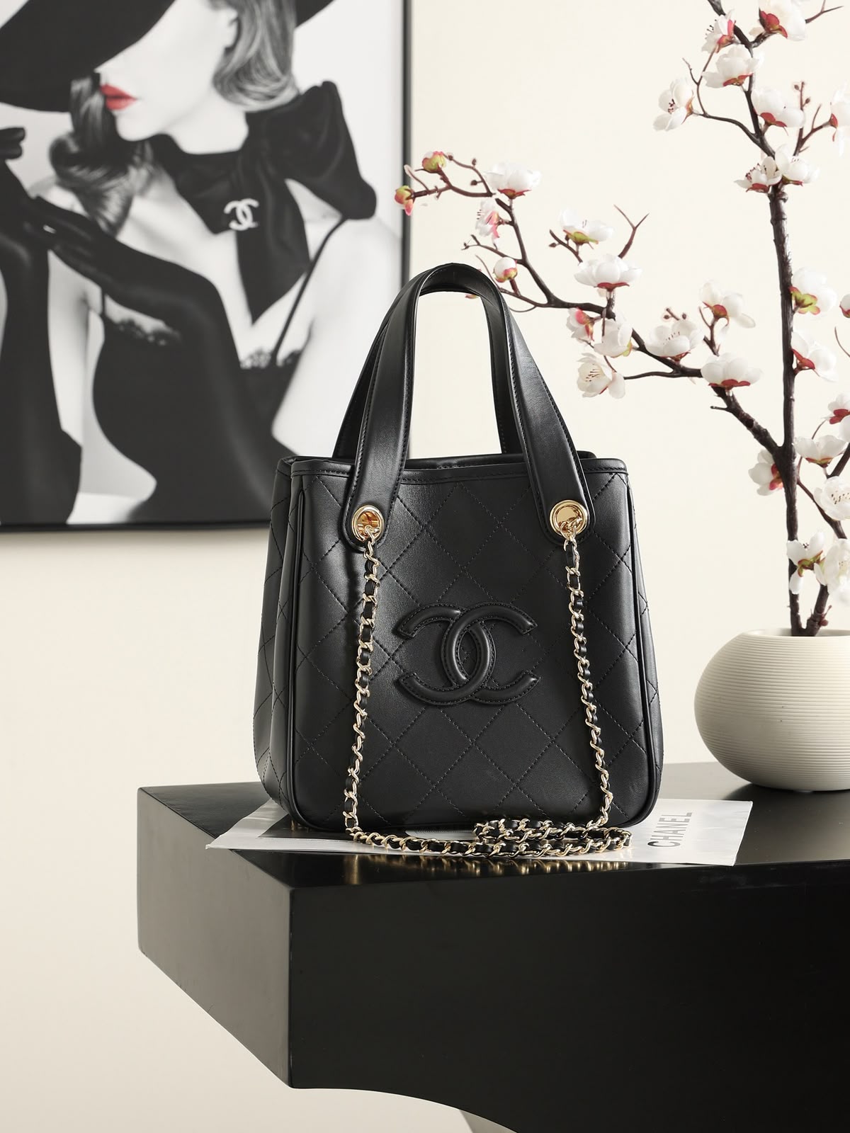 Chanel Diamond-Quilted Handbag - Black