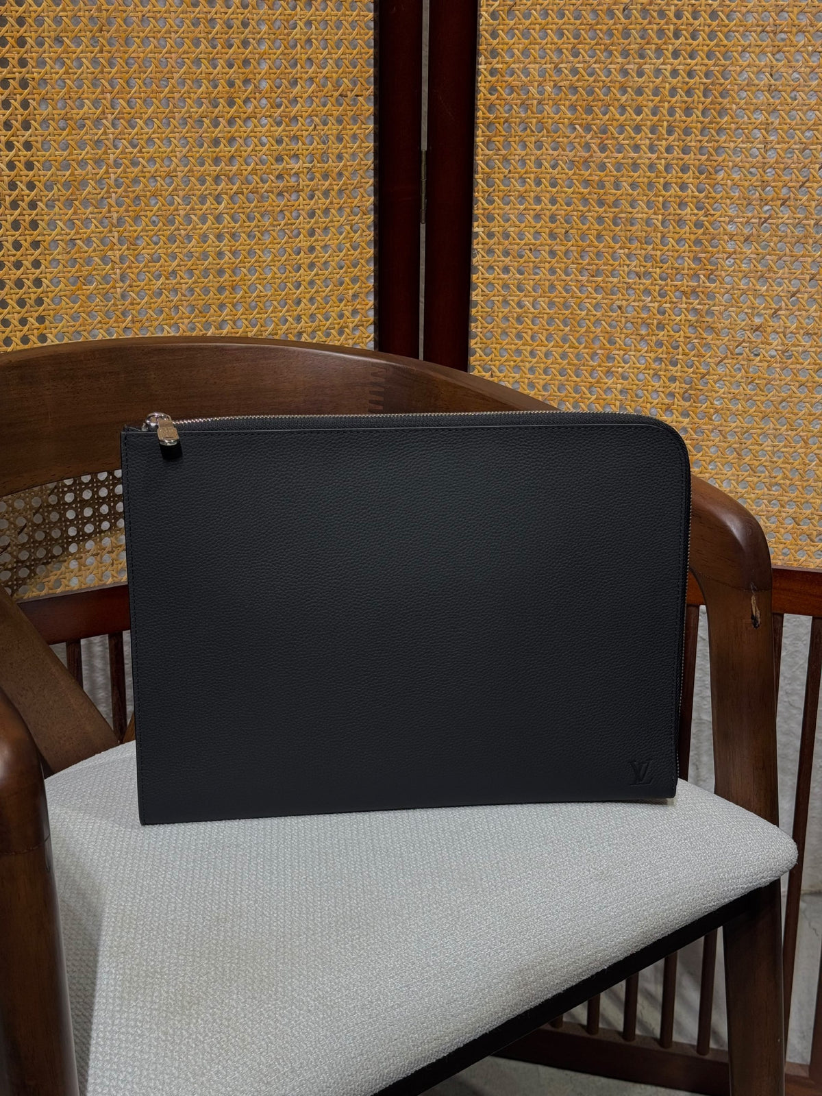 Louis Vuitton Clutch Corner-Logo - Black Embossed