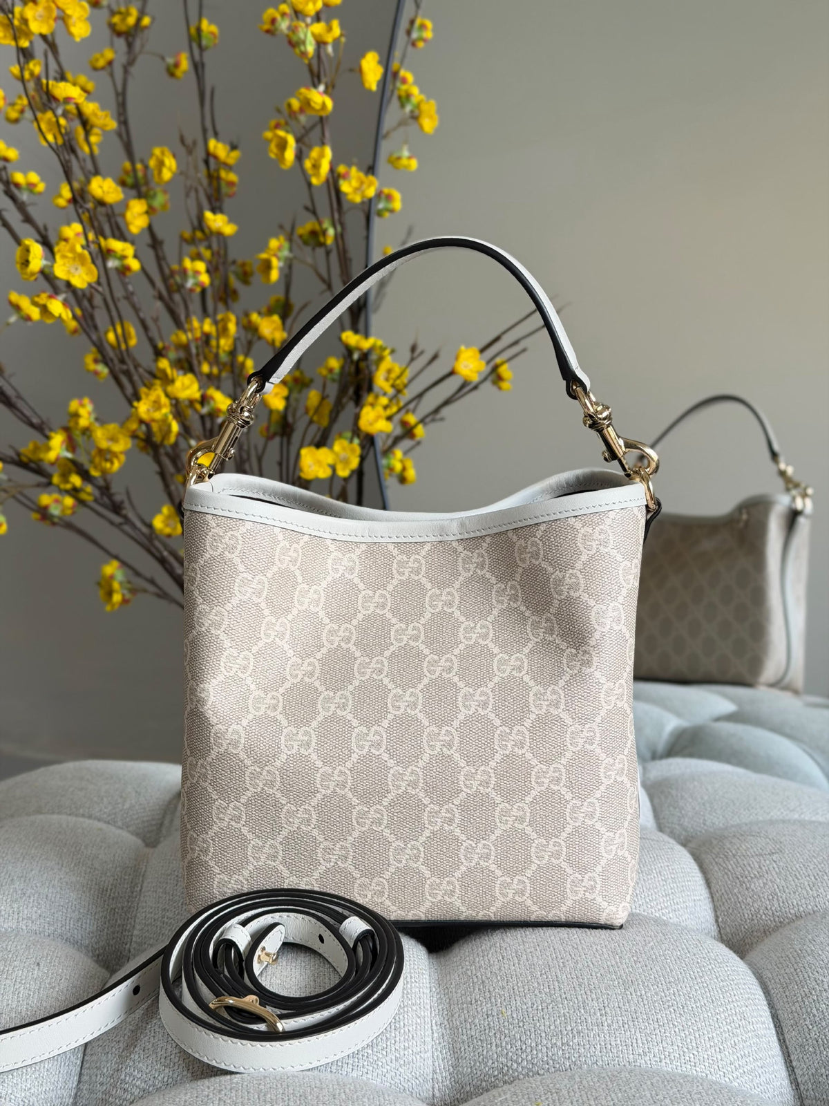 Gucci Bucket Shoulder Bag - White