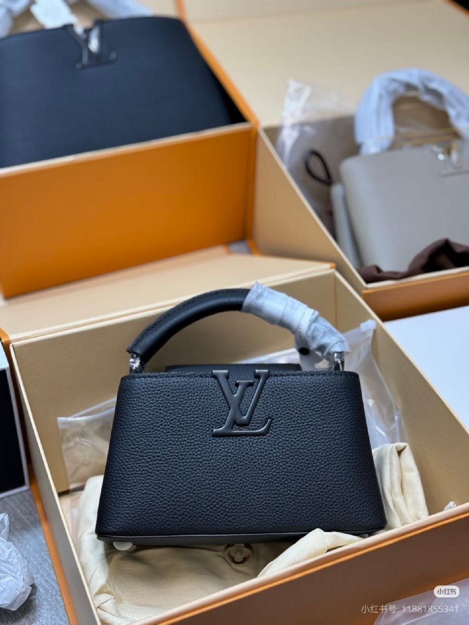 Louis Vuitton Minimal-Logo Handbag - Black