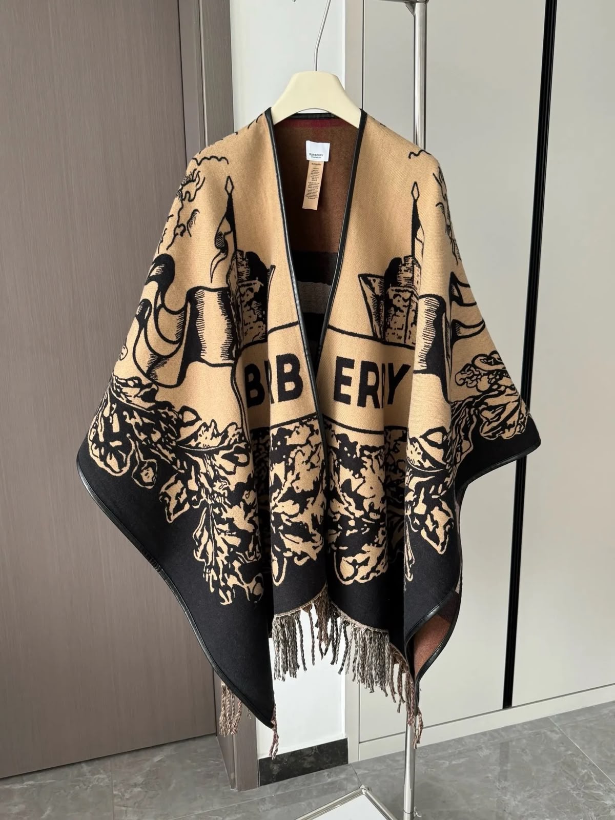 Burberry Poncho - Beige
