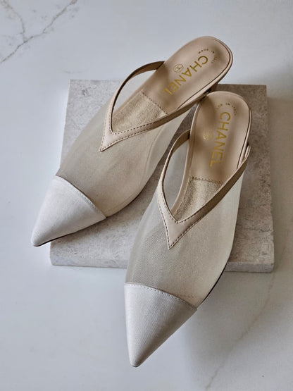 Chanel Pointed-Toe Mule - Beige & White