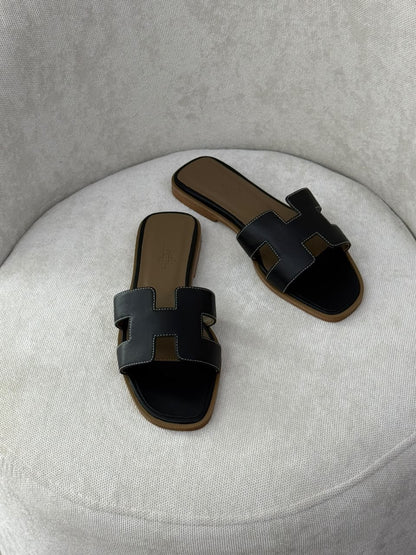 Hermès Slippers - Black